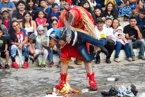 El Brujo interactúa con el público asistente. (Foto: Leonel Vásquez/Colaborador) 