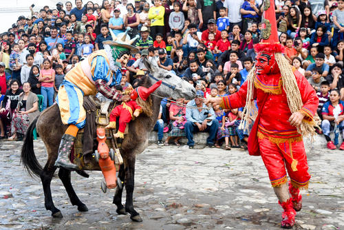 El Brujo (de  rojo) y Quirico el castellano son parte del elenco. (Foto: Leonel Vásquez/Colaborador)