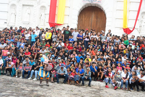Cientos de personas se instalan frente al templo de San Pablo Apóstol. (Foto: Leonel Vásquez/Colaborador)