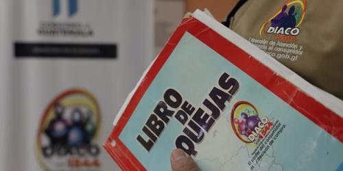 El Libro de Quejas permite llevar un control de los reclamos de los consumidores en los locales. (Foto: SCSPR/Soy502)