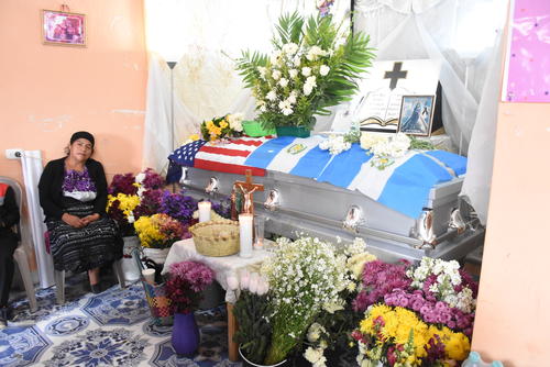 La madre de la joven prefirió reservar sus comentarios debido al dolor de la pérdida. (Foto: Erick Colop/Nuestro Diario)