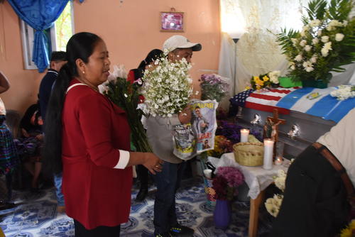 Vecinos y amigos se solidarizaron con la la familia llevando flores al funeral de María Ríos. (Foto: Erick Colop/Nuestro Diario) 