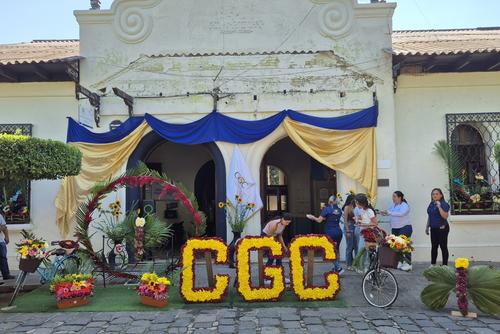 Algunos de los arreglos florales llevan los nombres de las entidades participantes. (Foto: Angel Revolorio/Colaborador)