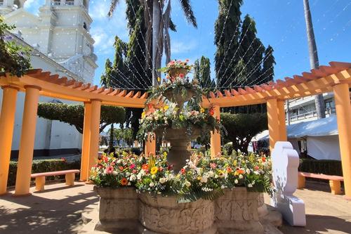 Paseo de las Flores 2025 embellece Centro Histórico Retalhuleu. (Foto: Angel Revolorio/Colaborador) 