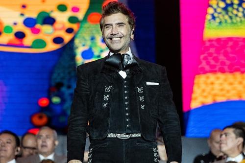 El cantante generó debate por su comportamiento durante el palenque. (Foto: X)