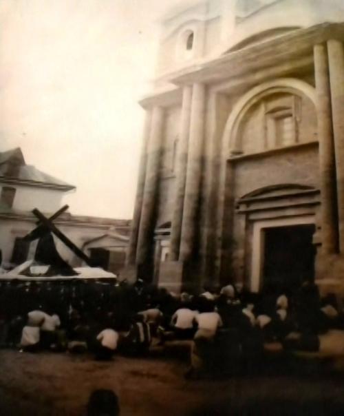 Construcción de la catedral en los años 50, bajo la supervisión del fray Aurelio Fernández (Foto: Josué Ardeano/Colaborador)