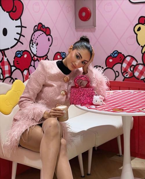 Paz vistió de rosa en su visita a la cafetería. (Foto: Instagram)