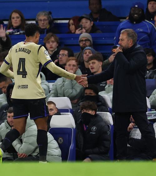 Flick lamentó la expulsión de Araújo en un momento clave del partido en Londres. (Foto: Redes)