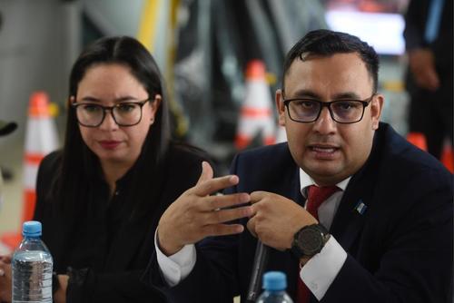 El viceministro de Transportes, Fernando Suriano, presentó  plan de recuperación y modernización del Aeropuerto Internacional La Aurora (AILA), que contempla más de 200 acciones operativas. (Foto: Archivo/Soy502) 