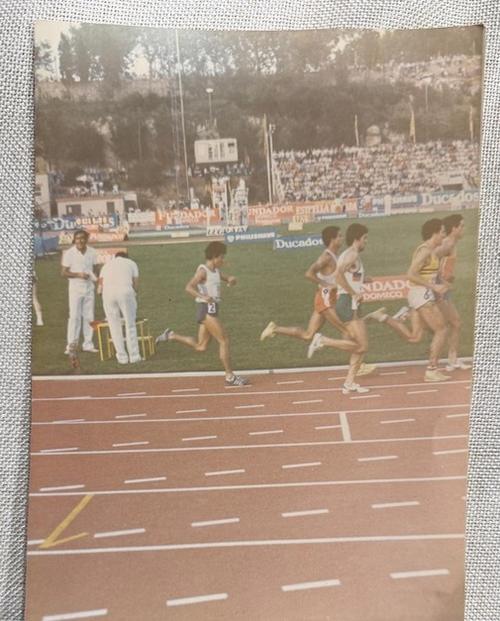 En Barcelona, España, 1986 obtuvo la medalla de bronce en el Iberoamericano, en los 1,500 metros. (Foto: Cortesía Hugo Allan García)