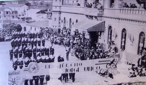 Ciudadanos marquenses reunidos para saludar al presidente Jorge Ubico. (Foto: Josué Ardeano/Colaborador)