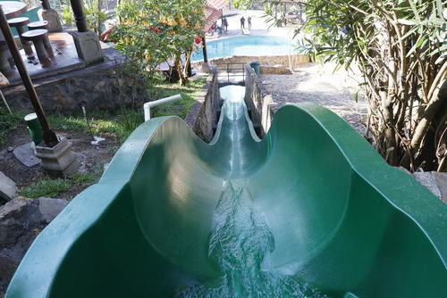 El centro turístico tiene dos toboganes para que grandes y chicos se den un chapuzón y se diviertan. (Foto: Renato Melgar/Colaborador)