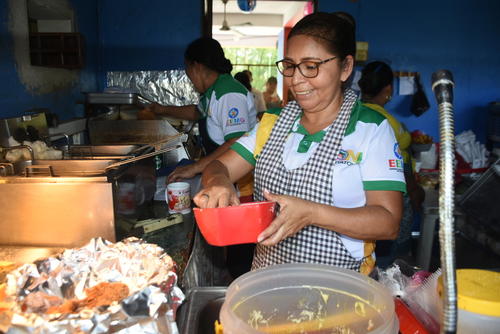 La venta de comida oriental no puede faltar en el lugar. (Foto: Silvia Roca/Colaboradora)