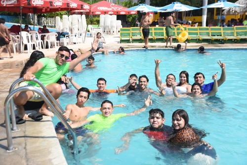 Los veraneantes no lo pensaron dos veces para posar al lente. (Foto: Silvia Roca/Colaboradora)