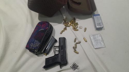 Investigadores de DEIC y  fiscales del MP incautaron las armas de fuego y sus municiones (Foto: Ministerio Público)