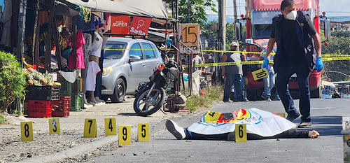 Los técnicos del Ministerio Público embalaron 12 indicios balísticos que serán analizados con los que fueron localizados a los presuntos responsables. (Foto: Jorge Sente/colaborador) 