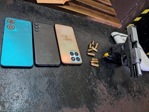 Tres celulares y un arma de fuego portaban los sospechosos al ser capturados. (Foto: PNC)