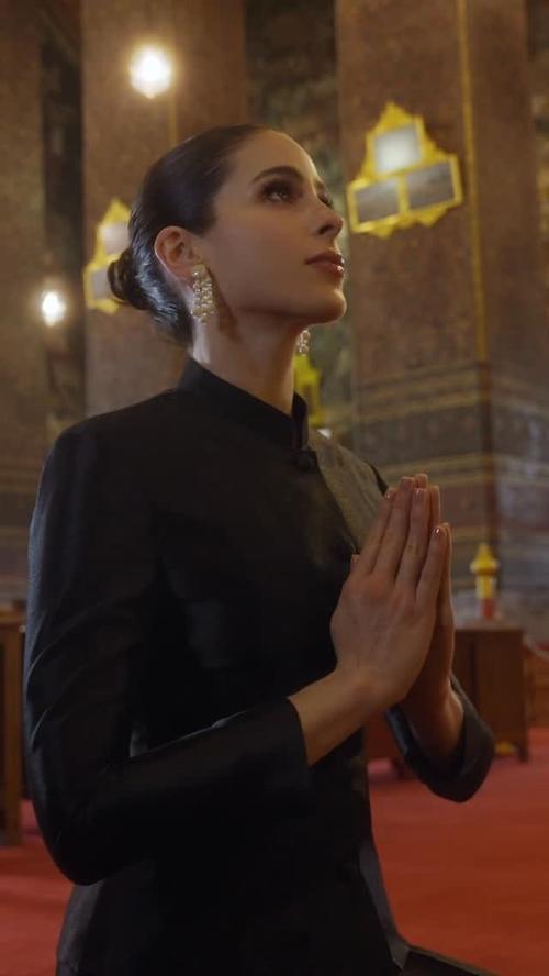 La reina de belleza presentó sus respetos a Sirikit Kitiyakara, reina madre de Tailandia. (Foto: X)