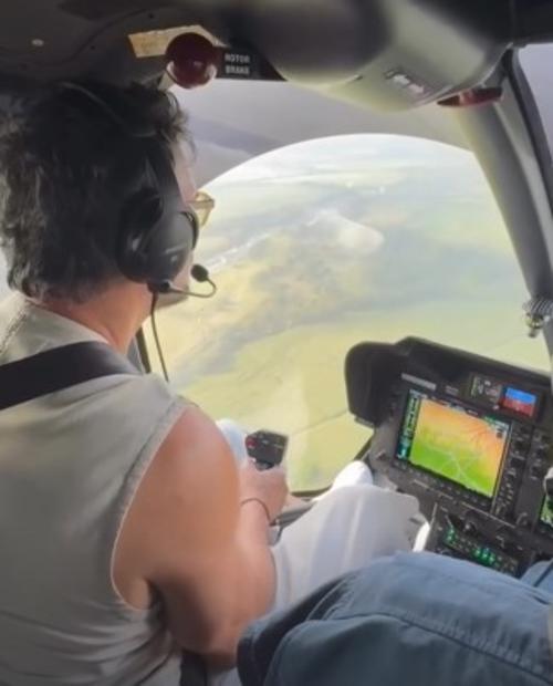 En el video, Arjona aparece con las manos en el volante y auriculares. (Foto: X)
