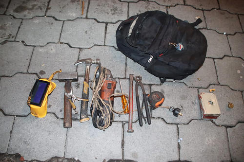 A los mareros del "Barrio 18" se les incautaron herramientas con las que cambiaron la chapa de la puerta del inmueble que ocuparon. (Foto: Archivo/Nuestro Diario) 