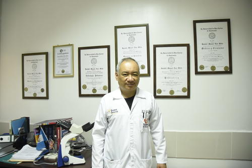 El galeno Lou Meda señala que el 80 por ciento de los trasplantes se hacen por donación de pacientes vivos y un 20 por ciento cadavérico. (Foto: Alex Cruz)