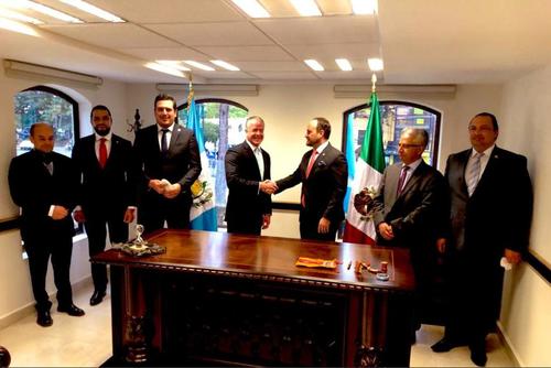 Raúl Rocha Cantú duelo de Miss Universo, junto a funcionarios guatemaltecos. (Foto: Cancillería / Soy502)