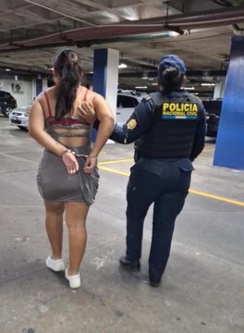 La capturada presentaba una orden de captura vigente por el mismo delito que su hermana recluida. (Foto: PNC)