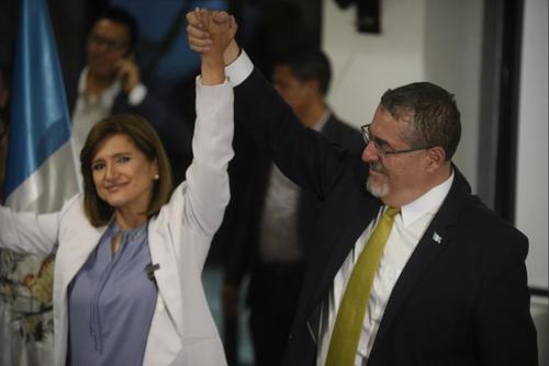 Bernardo Arévalo y Karin Herrera, del Movimiento Semilla, celebran su victoria electoral en 2023. (Foto: Archivo/Soy502)