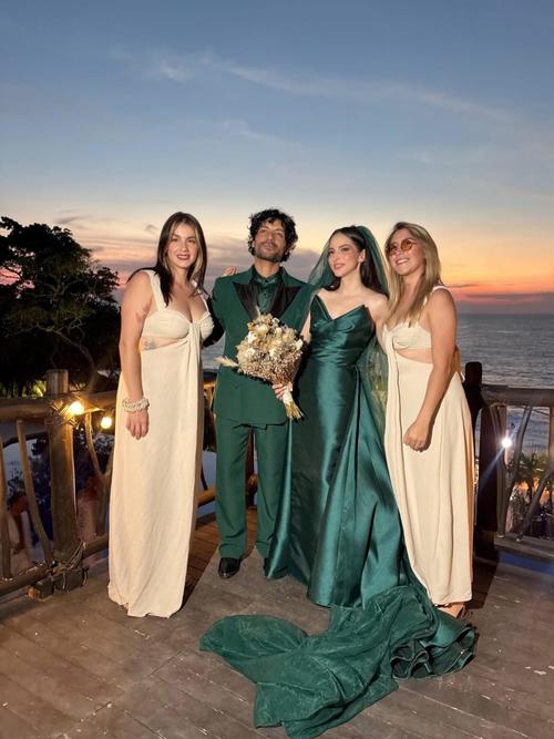 La cantante lució tres vestidos, incluyendo uno en color verde. (Foto: Instagram)
