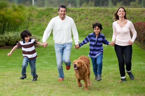 Jugar juntos permite a los niños sentirse queridos y valorados. (Foto: Shutterstock)