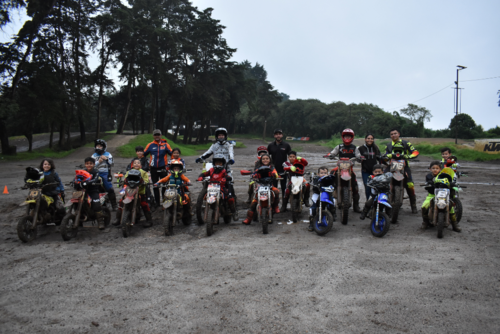 Niños que persiguen sus sueños en dos ruedas.