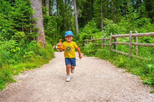 Recuerda: las actividades al aire libre mejoran la salud física y mental de tus hijos. (Foto: Shutterstock)