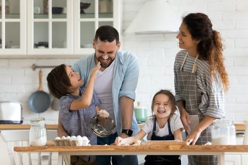 Cocinar en familia convierte cada receta en un momento de aprendizaje y diversión. (Foto: Shutterstock)