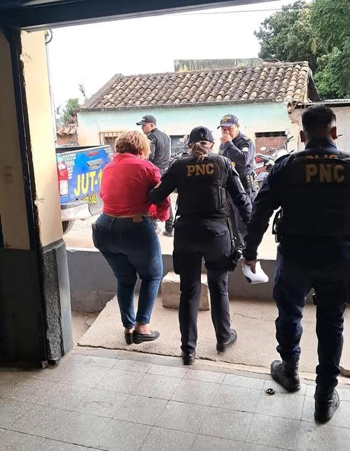 La responsable del accidente tenía activa una orden de captura por lavado de dinero. (Foto: PNC)