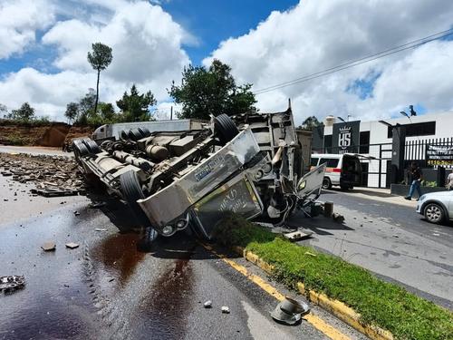 El piloto del tráiler sobrevivió al impacto y fue atendido por crisis nerviosa. (Foto: redes sociales) 