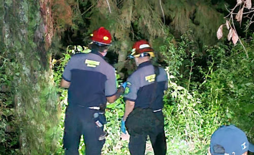Los socorristas confirmaron que ambos cuerpos presentaban señales de violencia. (Foto: Bomberos Municipales de Mixco)
