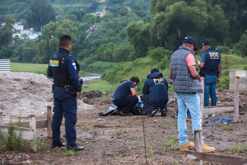 Agentes de la PNC y del MP se presentaron para continuar con las diligencias e investigaciones. (Foto: Oscar Rivas / colaborador)