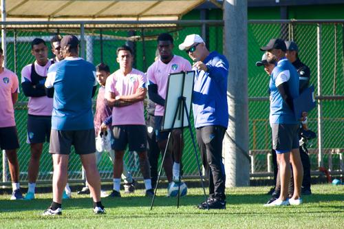 El argentino ya empezó a dirigir los entrenos de los albos y tendrá una dura tarea: levantar la nave en el Apertura 2025.