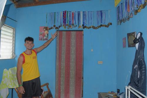 El joven muestra las medallas que se encuentran colgadas en su habitación. (Foto: Carlos Monroy/Colaborador)