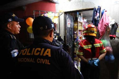 La mujer asesinada intento huir de sus asesinos, pero estos ingresaron a la tienda para finalizar el ataque armado. (Foto: Bomberos Municipales)