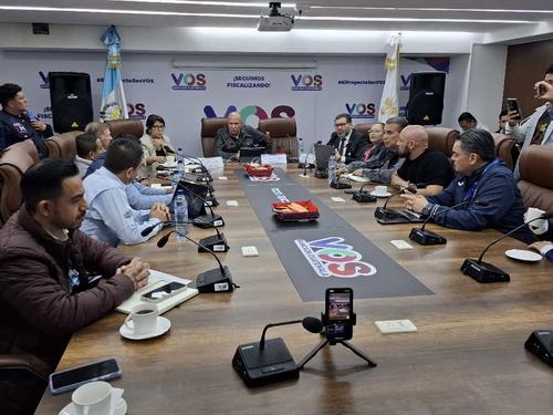 Miembros de la Comisión de Deportes del Congreso fiscalizaron el avance en la remodelación del estadio Doroteo Guamuch Flores. (Foto: Bancada VOS)