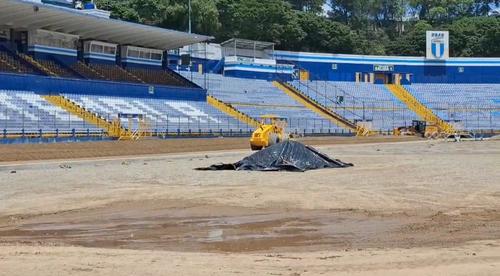 En días recientes, el diputado Orlando Blanco hizo una visita a la obra y verificó que no se ha empezado a colocar la gramilla. (Foto: Cortesía)