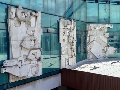 Murales hechos por Efraín Recinos que se exponen en el Aeropuerto La Aurora. (Foto: Redes Sociales)