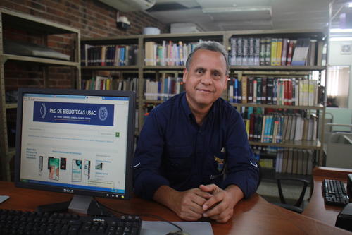 Lybny Oziél Mejía Romero tiene ya 36 años de experiencia como bibliotecario. (Foto: José Dávila)