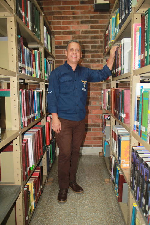 Lybny Oziél Mejía Romero es bibliotecólogo en la Facultad de Odontología de la USAC. (Foto: José Dávila)