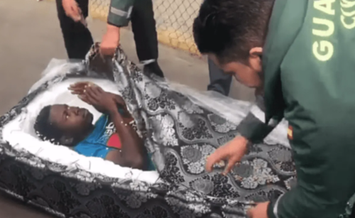 En España llamó la atención de agentes de la Guardia Civil dos colchones en un vehículo. Al revisarlos descubrieron a dos migrantes africanos. (Foto: Guardia Civil)