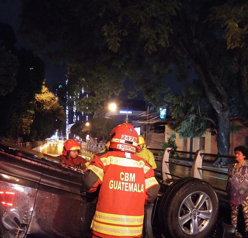 Tras quedar volcado el vehículo, los tripulantes sufrieron lesiones leves. (Foto: Bomberos Municipales)