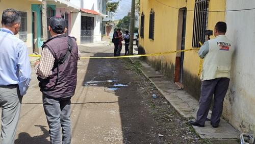 Vecinos observan el operativo tras el hallazgo de los cuerpos en el barrio San Francisco. (Foto: Nuestro Diario)