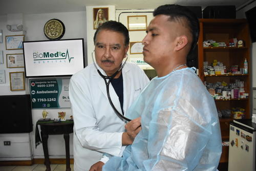 El doctor explica que tras el diagnóstico hay que visitar al médico una vez al mes. (Foto: Erick Colop/Colaborador)