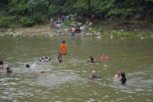 Muchos aprovechan para darse un chapuzón en las aguas frías. (Foto: Carlos Monroy/Colaborador)